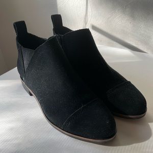 Like new black ankle Toms booties. Womens Size 6